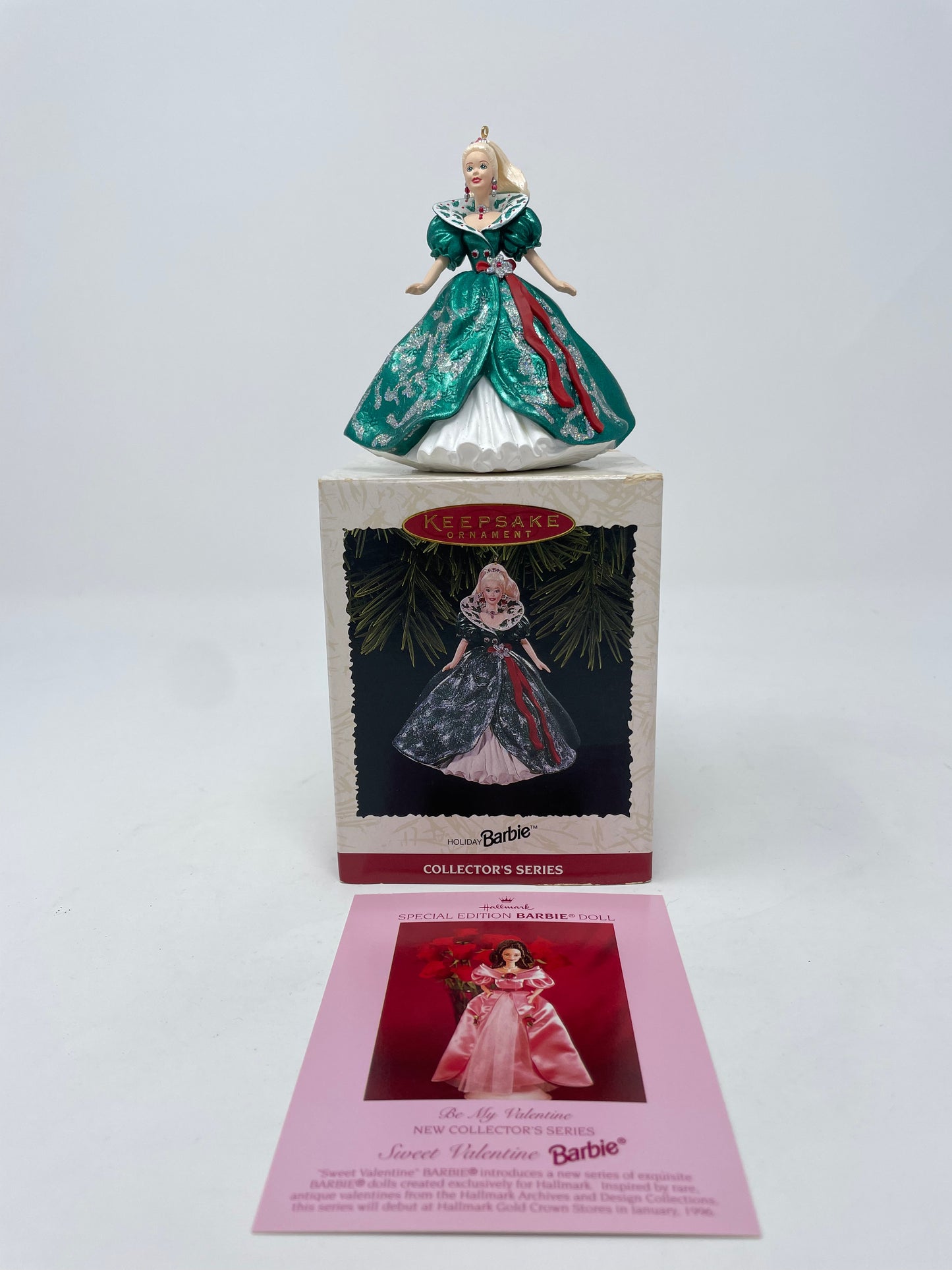 1995 HAPPY HOLIDAYS BARBIE - MATTEL - *PLUS MATCHING HALLMARK 1995 HOLIDAY ORNAMENT